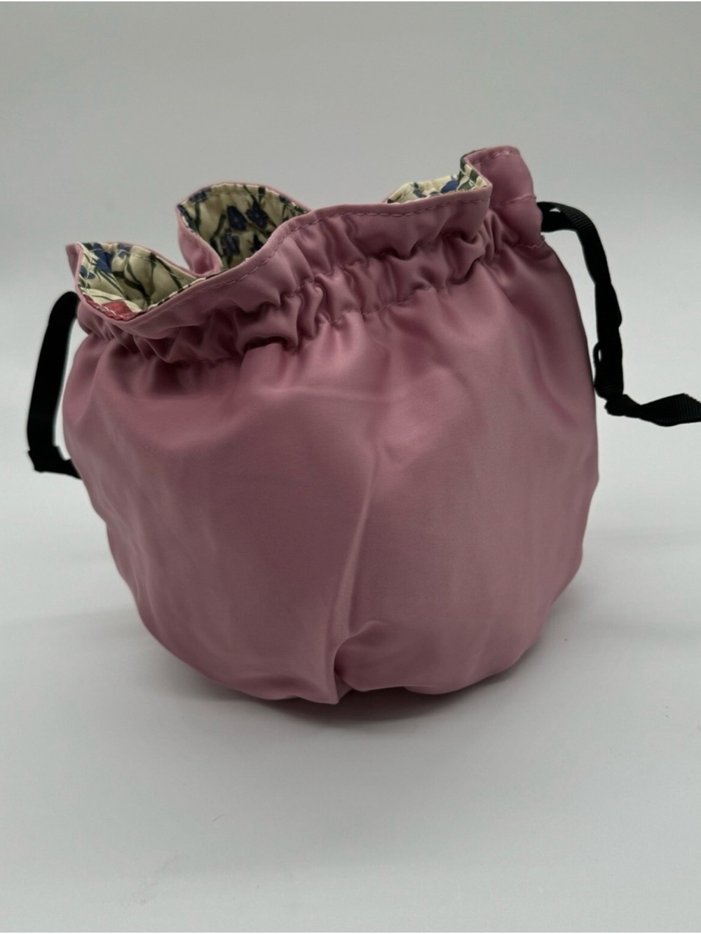 Gucci Beauty Drawstring Cosmetic Pouch with Floral Interior